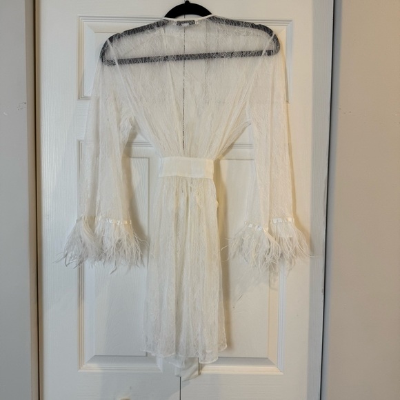 Rya Collection Women’s White Lace Feathered Trim Robe Attached Satin Belt S NWOT - Picture 5 of 11